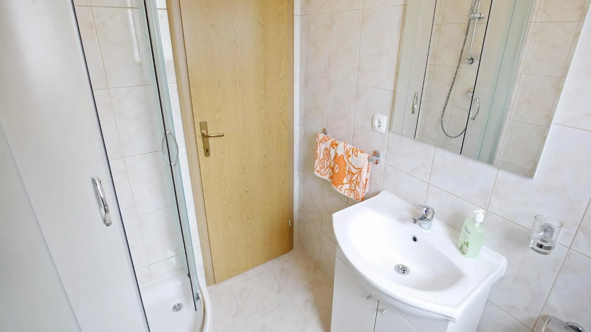 Apartments Kapetan - Two Bedroom Apartment With Terrace Sukošan 0*,